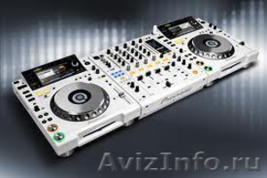 White Limited Edition 2 X Pioneer CDJ-2000 + Pioneer DJM-900 Mixer.